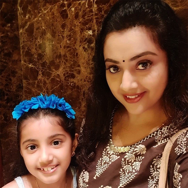 actress meena daughter