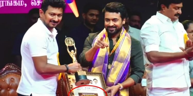 இதையெல்லாம் கவனிக்க மாட்டீங்களா? விருதை மாற்றிக் கொடுத்த உதயநிதி! கடுப்பான சூர்யா ரசிகர்கள்!